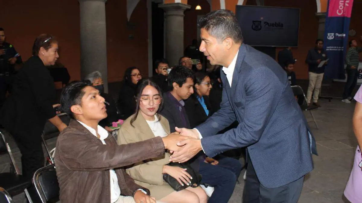 eduardo rivera premia a ganadores de la segunda edición del programa jóvenes talento